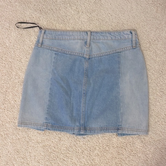 Lulu’s button front denim skirt in light blue wash size small - Picture 2 of 3